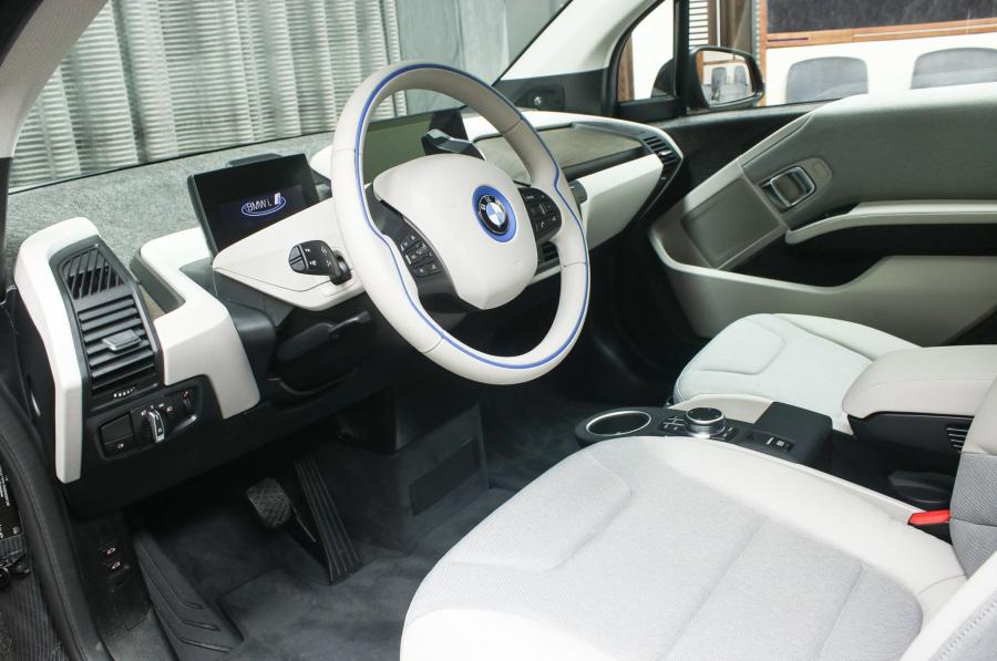 Интерьер BMW i3s (I01) 2019 года  (фото 7 из 20)